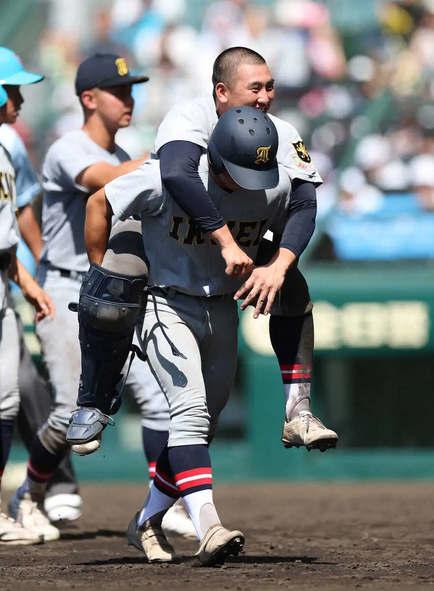 【画像・写真】【甲子園】猛暑の影響で両足けいれん、仙台育英捕手が「熱中症疑い」も「いろいろな意味でいい誕生日」