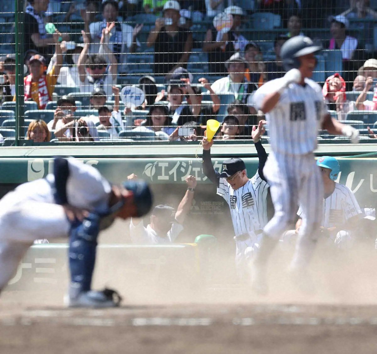 【画像・写真】＜宮崎商・開星＞　延長10回タイブレーク、前田がサヨナラの中犠飛を放ち、歓喜する開星・野々村監督（中央）　（撮影・平嶋　理子）