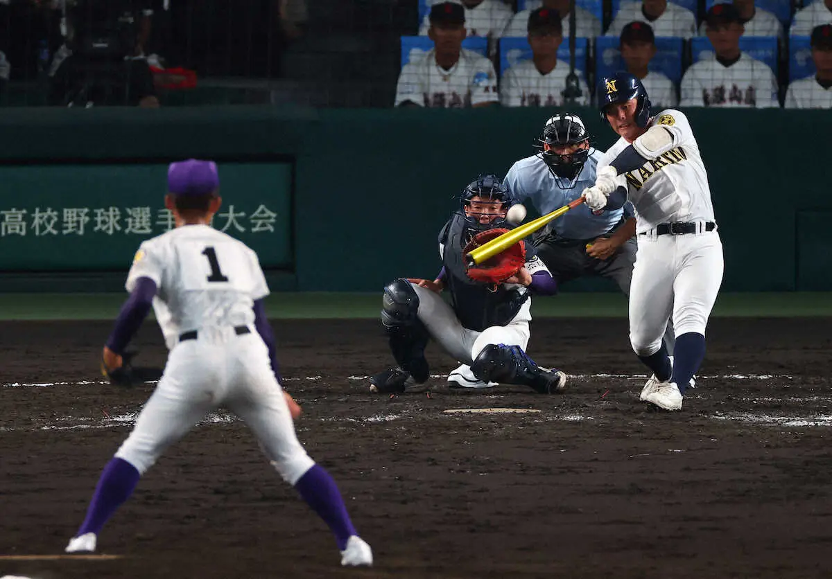 【画像・写真】＜鳴門・天理＞　4回無死一塁、鳴門・橋本は左越えに同点の2点本塁打を放つ　（撮影・後藤　大輝）