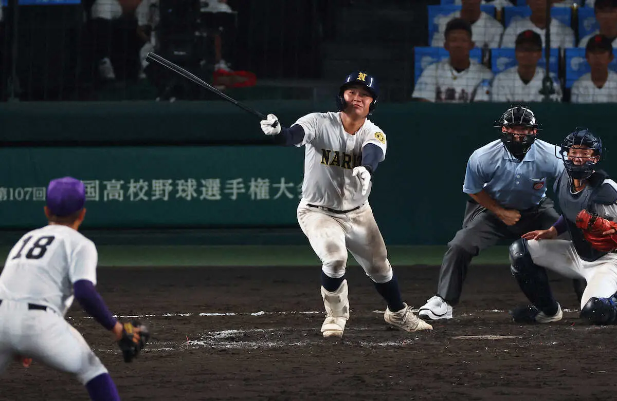 【画像・写真】＜鳴門・天理＞　5回2死一塁、鳴門・稲山は勝ち越しの右前適時打を放つ　（撮影・後藤　大輝）