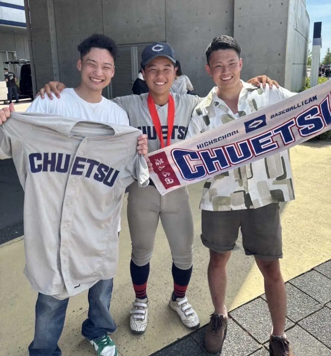 【画像・写真】新潟大会優勝時、記念写真に納まる広川3兄弟。(左から)俊也さん、悠人、健介さん（本人提供）