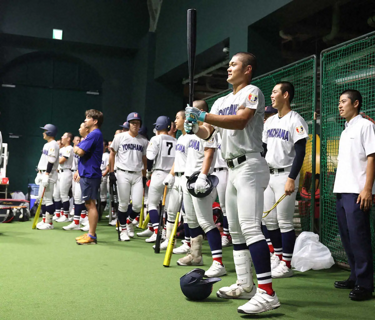 【画像・写真】【甲子園】横浜・村田監督が打撃投手務めナイン鼓舞　阿部葉太主将「監督の球は打ちやすい。状態上がった」