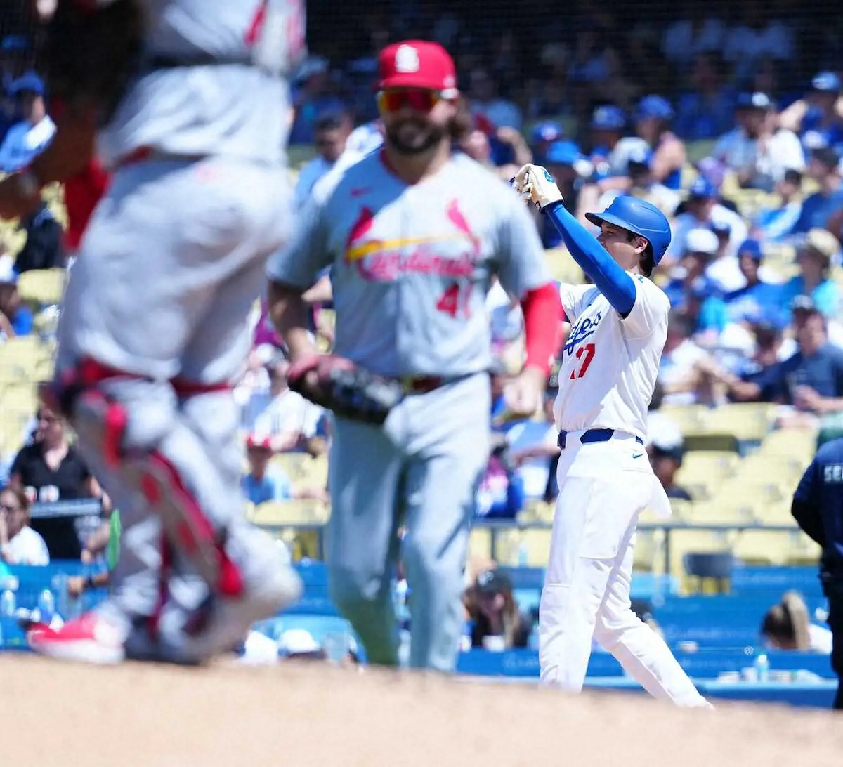 【画像・写真】「仲良しなんだからぁ」「喧嘩売ってる」大谷翔平が塁上で2奪三振ヌートバーに「勝ったぜ」アピール