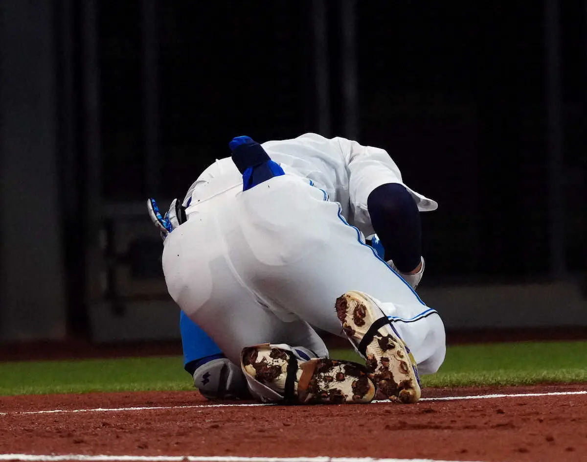 【画像・写真】球場騒然　日本ハム・松本剛　右手付近への死球でもん絶、交代…西武・今井の152キロ直球を避けきれず