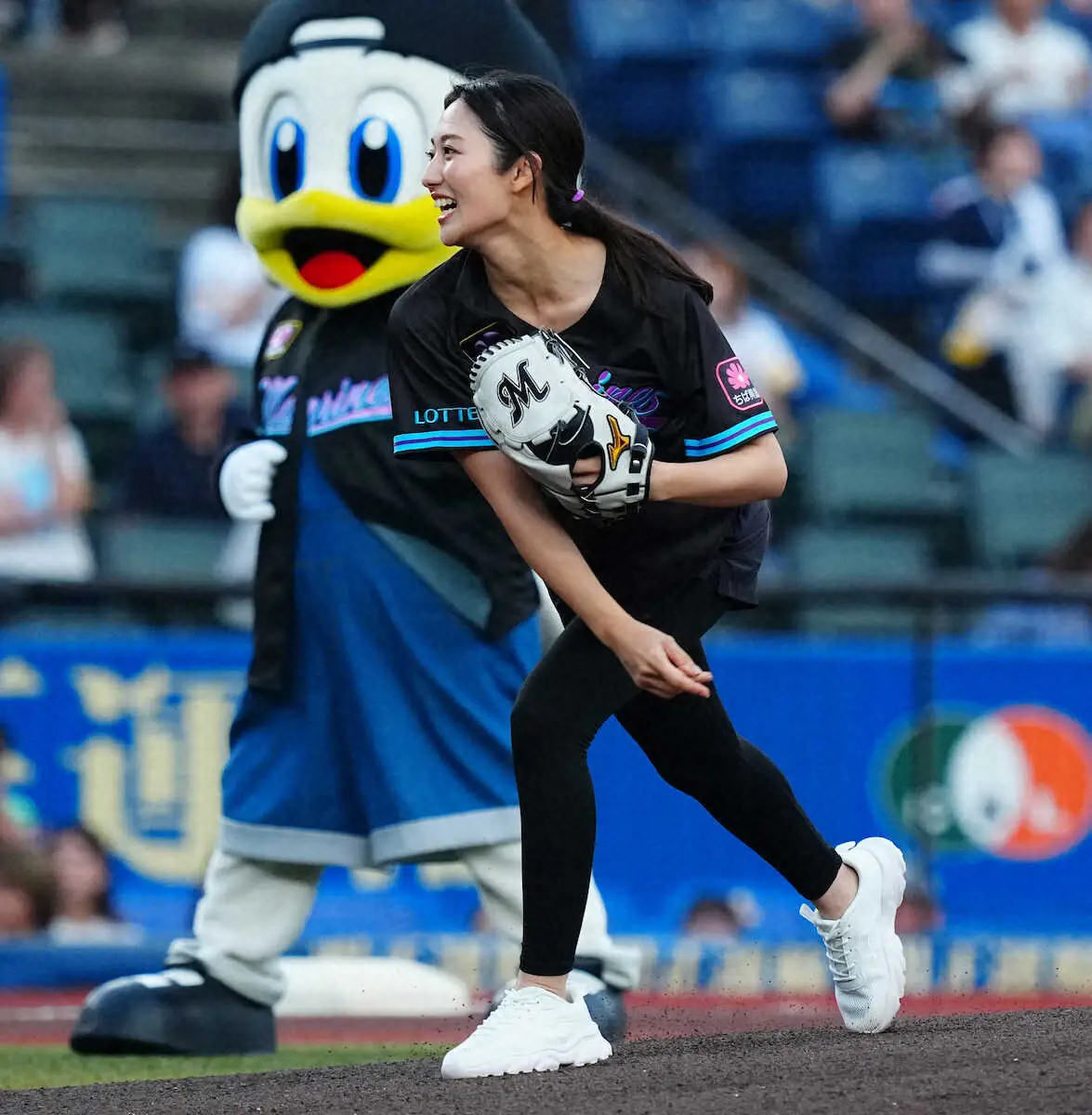 【画像・写真】女優・奥山かずさが始球式「気持ちがたかぶりすぎて」ノーバンならず　ロッテVSソフトバンク