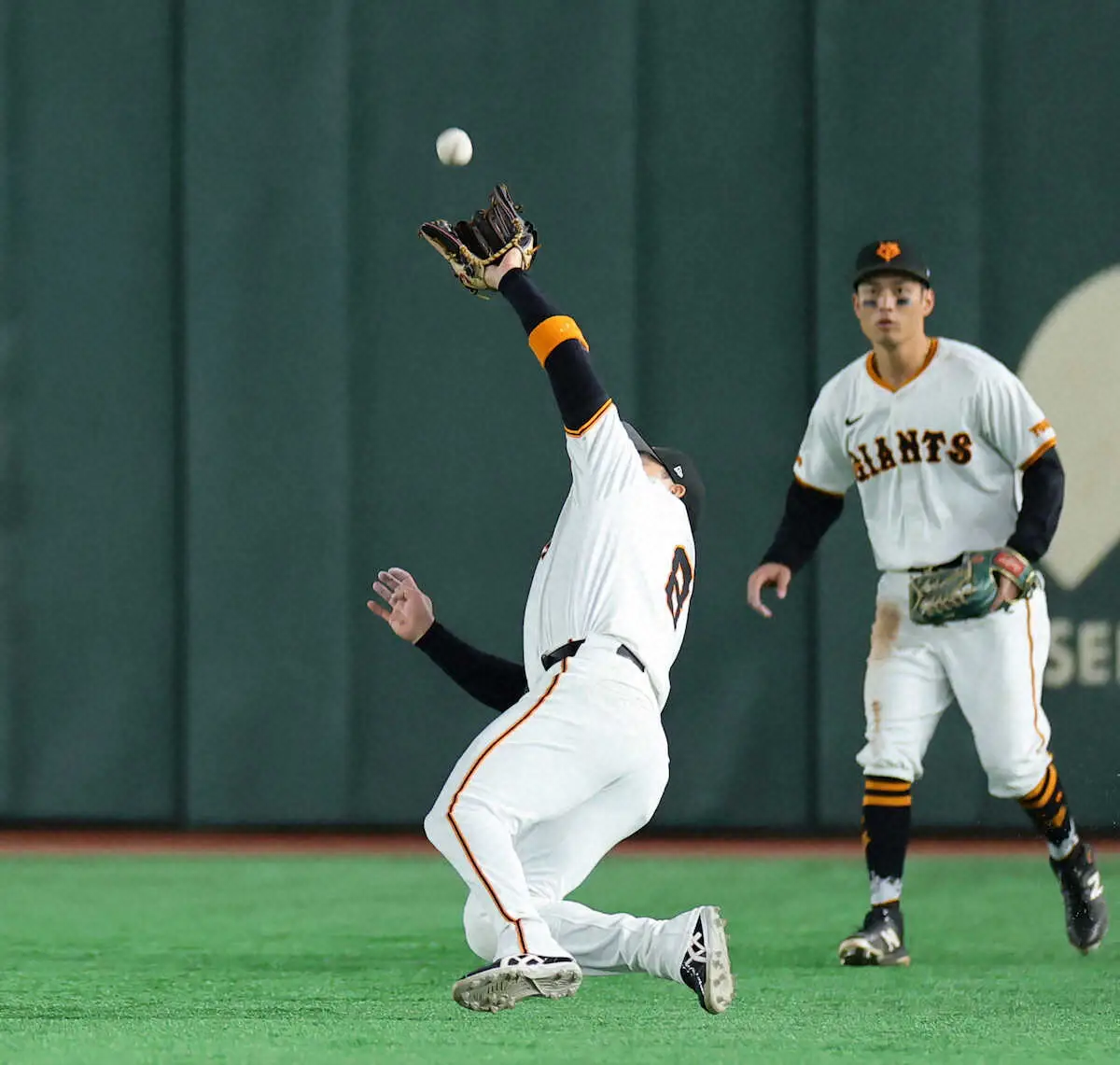 【画像・写真】ヤクルト・村上宗隆の天井直撃飛球に東京Dどよめく　守備の丸が慌てて落下点に滑り込み好捕される