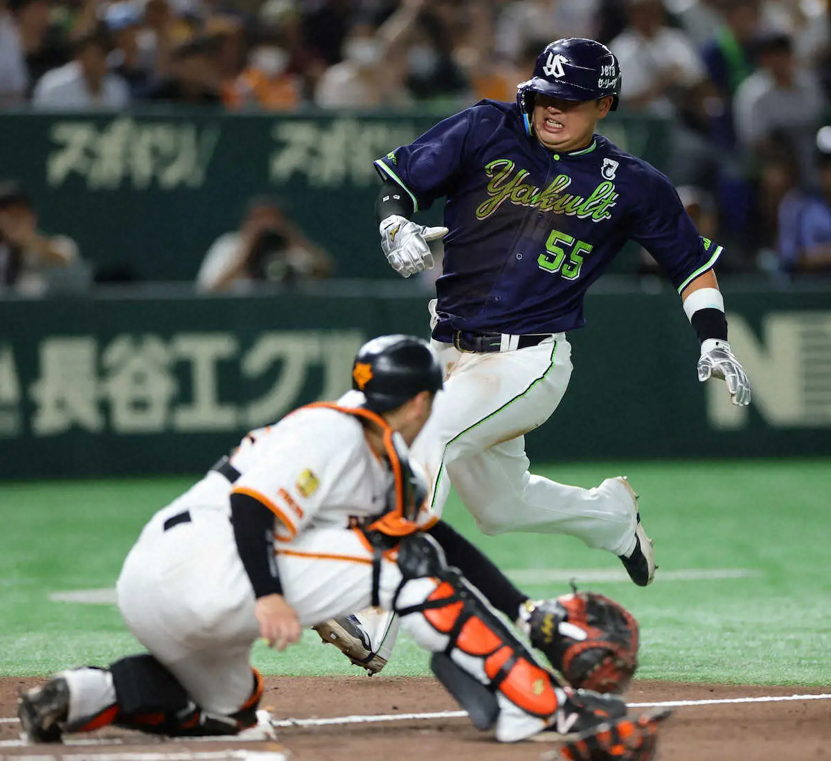 【画像・写真】ヤクルト　村上の打球が東京ドームの天井を直撃　右翼の丸は大慌てで前進し滑り込みながら好捕
