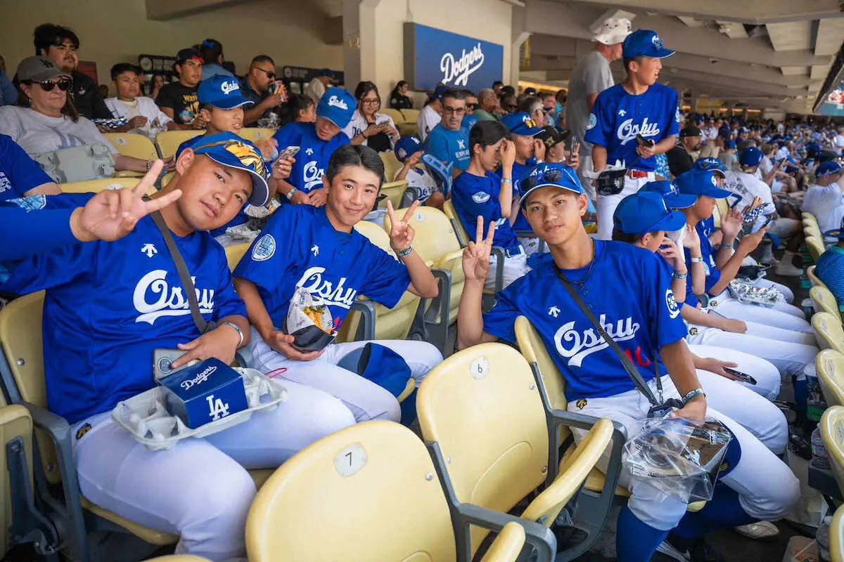 【画像・写真】ドジャースタジアムに観戦に訪れた金ケ崎リトルシニアの選手たち（写真提供・奥州市）