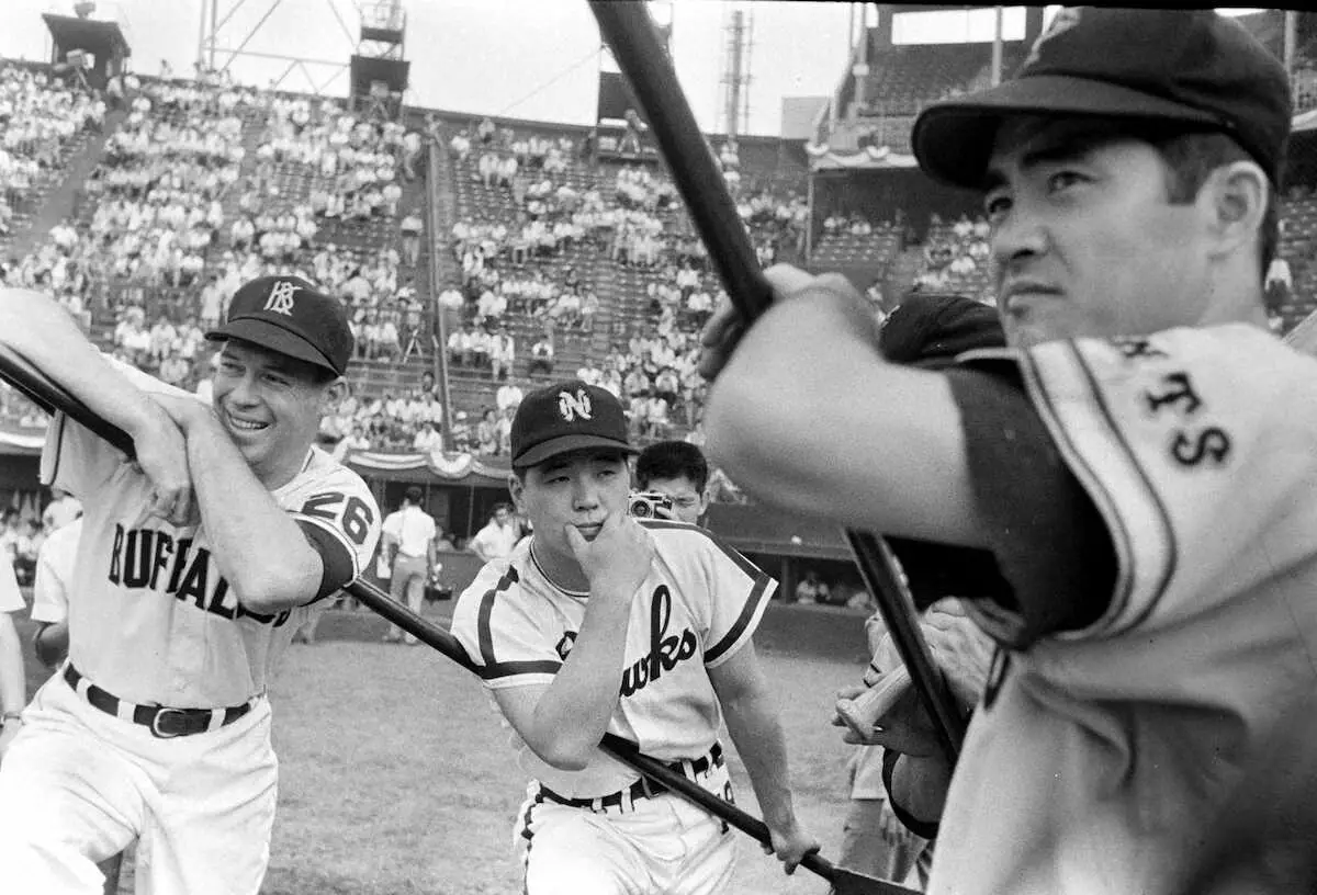 【画像・写真】1963年、オールスター戦で巨人・長嶋さん（右）、南海・野村さん（中央）と談笑するブルームさん
