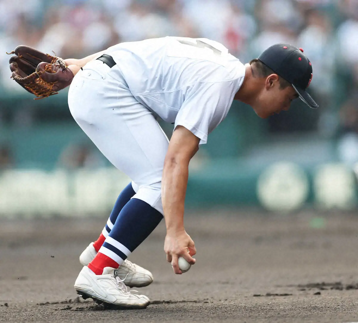 【画像・写真】【甲子園】“練習通り”横浜・為永のベアハンド　素手捕球のコツ熟知したプレー