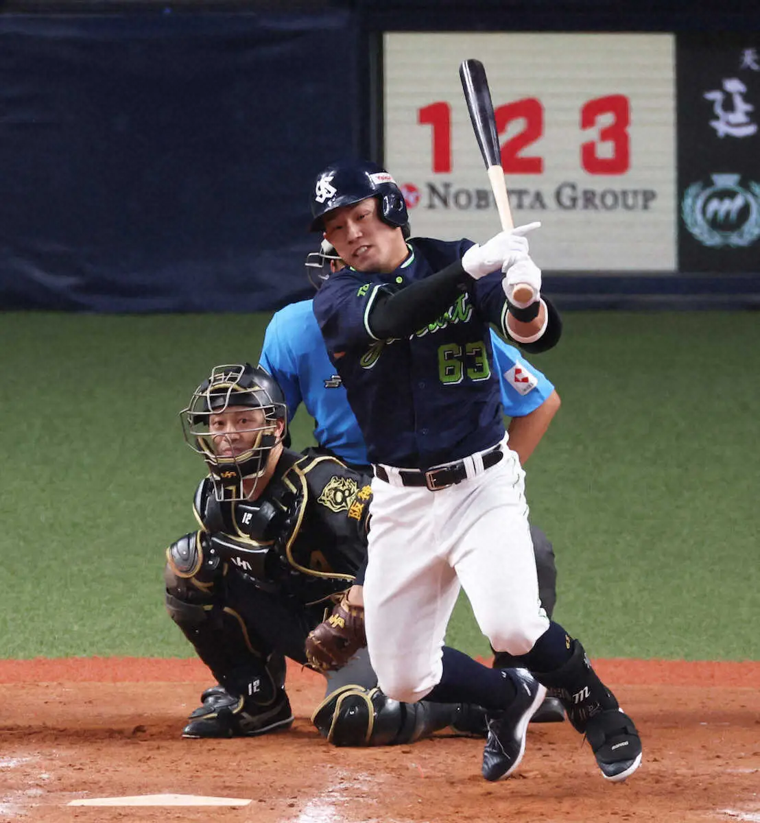 【画像・写真】ヤクルト・増田　代打の切り札！延長12回に決勝2点タイムリー「気持ちで打った」