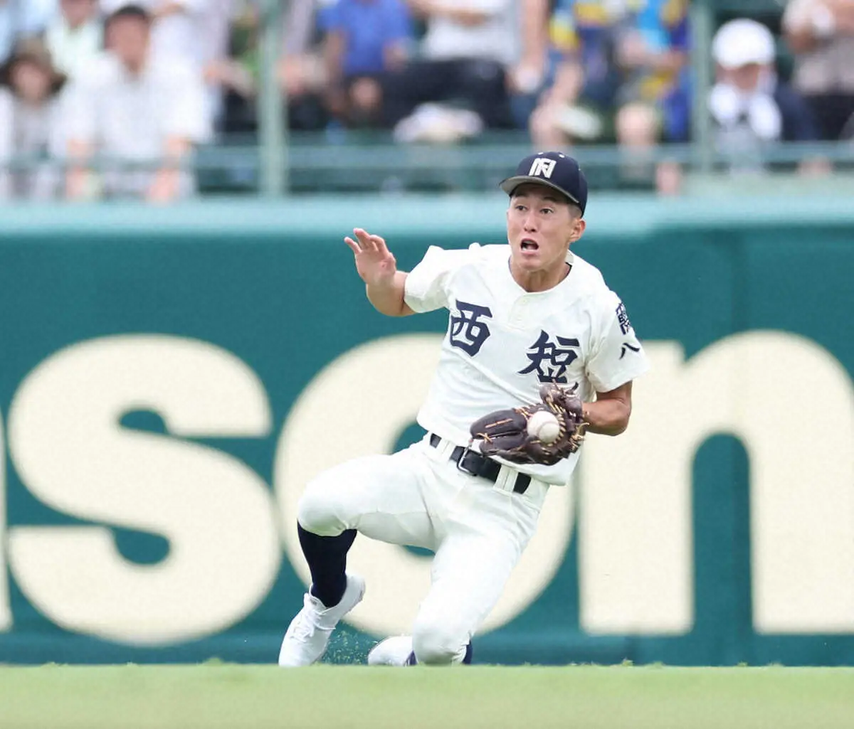 【画像・写真】＜弘前学院聖愛・西日本短大付＞6回、弘前学院聖愛・田中柊の打球を好捕する西日本短大付・奥（撮影・中辻　颯太）