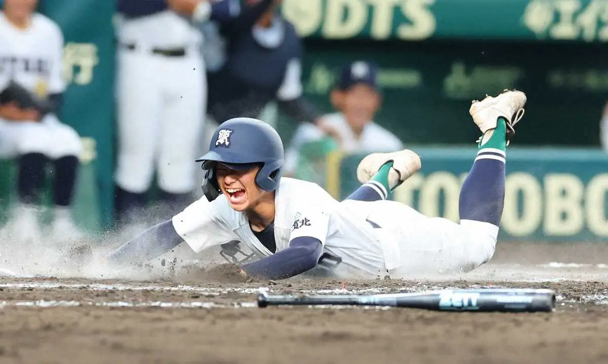 【画像・写真】第107回全国高校野球選手権＜佐賀北・青藍泰斗＞タイブレークの延長10回、山下のスクイズでサヨナラのホームを踏む佐賀北・塚原（撮影・五島　佑一郎）