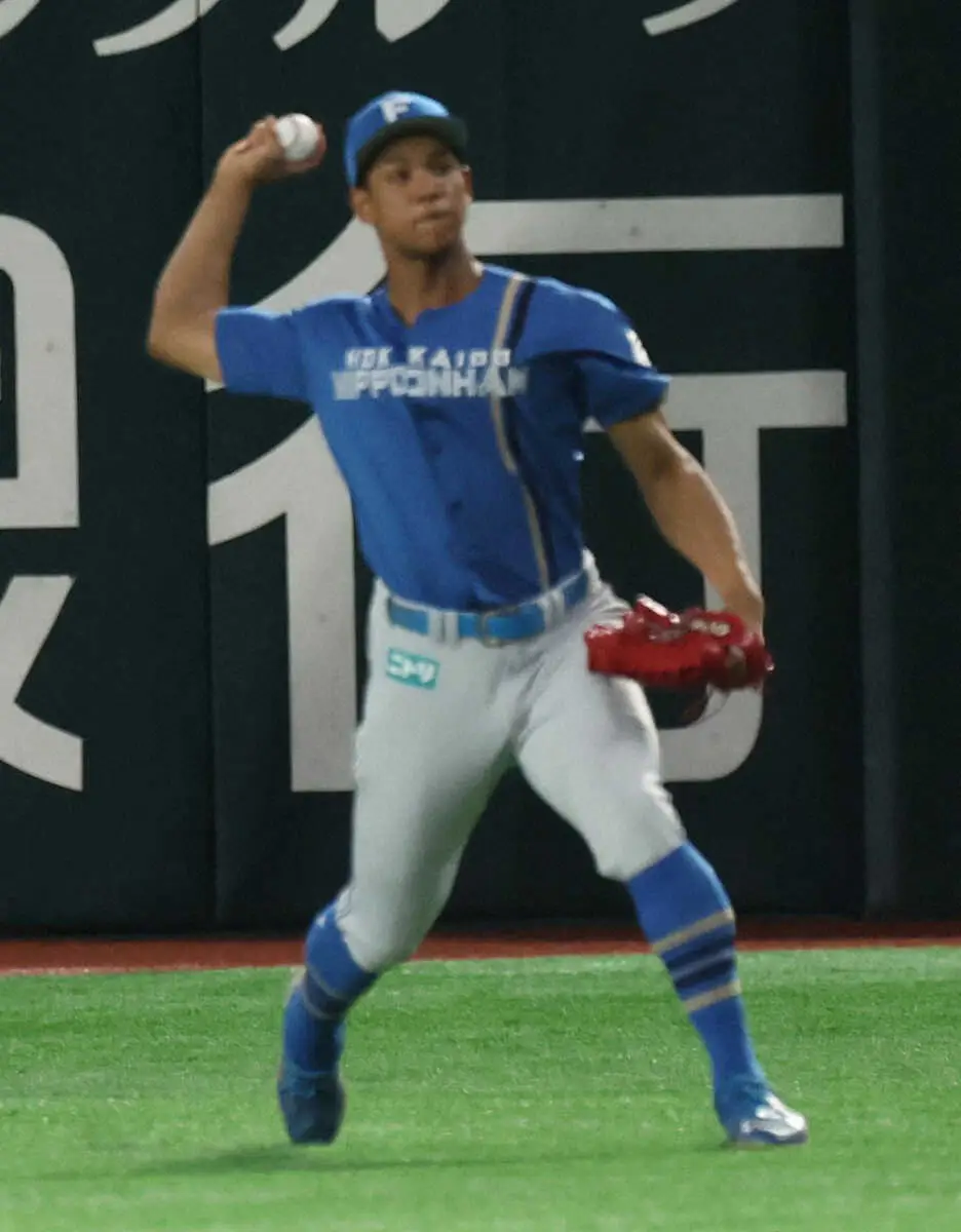 【画像・写真】日本ハム・万波、「強肩発動」で敵地どよめき！　矢のような送球でソフトバンク・海野を「右ゴロ」に