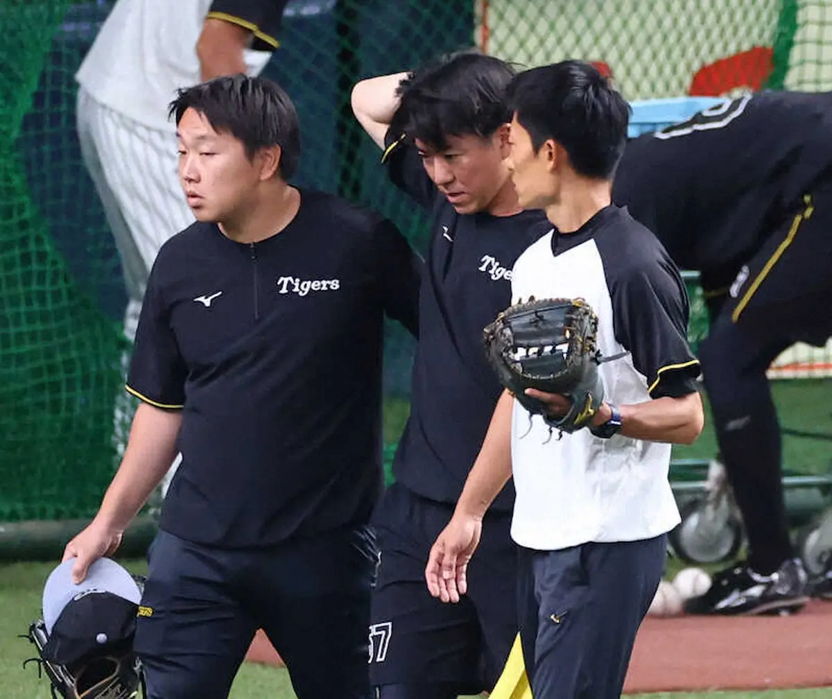 【画像・写真】阪神・長坂拳弥が練習中にアクシデント　送球が後頭部に直撃、トレーナーとともにベンチ裏へ
