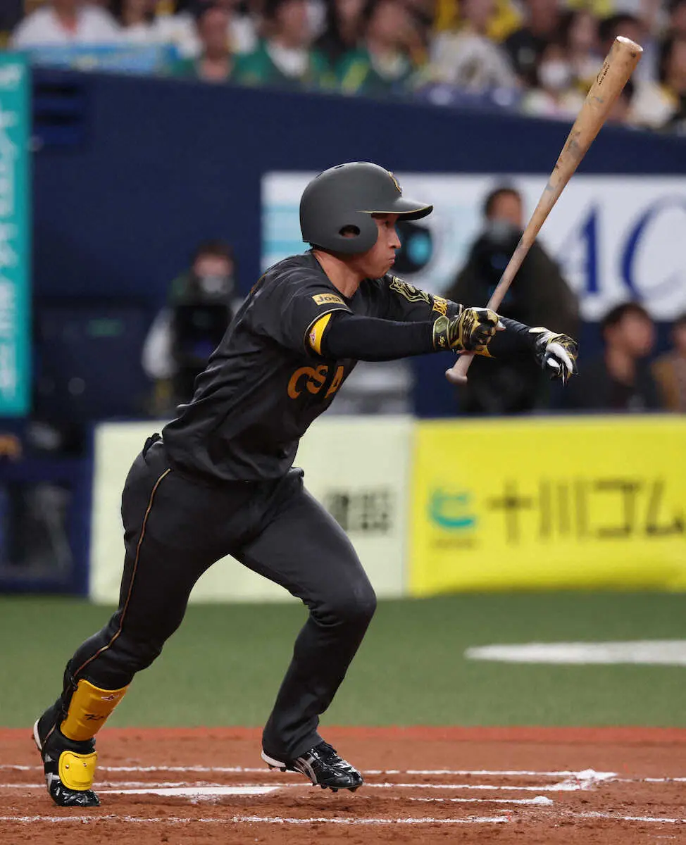 【画像・写真】＜神・ヤ18＞8回、ダメ押しの満塁走者一掃三塁打を放つ近本（撮影・後藤　正志）