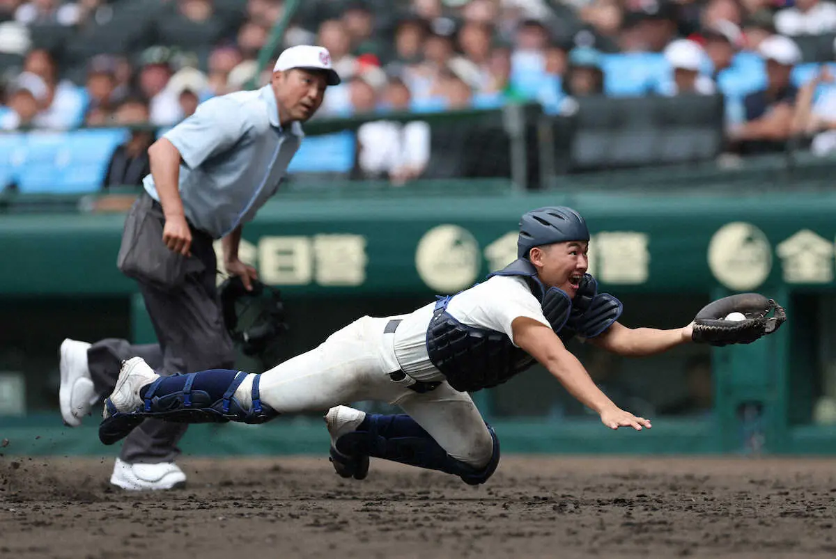 【画像・写真】＜弘前学院聖愛・西日本短大付＞　延長10回タイブレーク、弘前学院聖愛・菅野の打ち上げた打球を好捕する西日本短大付・山下　（撮影・平嶋　理子）