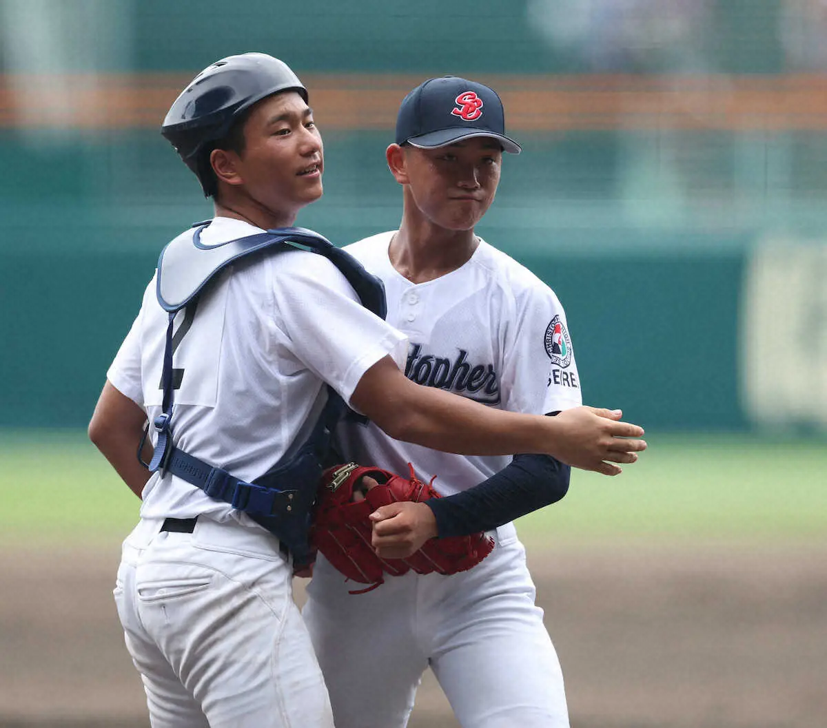 【画像・写真】＜明秀学園日立・聖隷クリストファー＞　9回、完投勝利し、武智（左）と抱き合う聖隷クリストファー・高部　（撮影・平嶋　理子）
