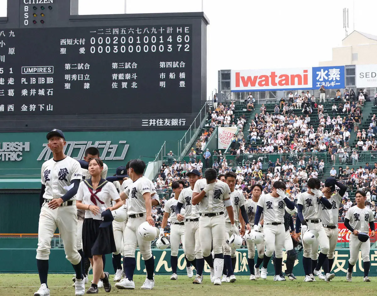 【画像・写真】＜弘前学院聖愛・西日本短大付＞延長10回タイブレークで敗れ、肩を落とす弘前学院聖愛ナイン、原田璃乙記録員（左から2人目）（撮影・中辻　颯太）