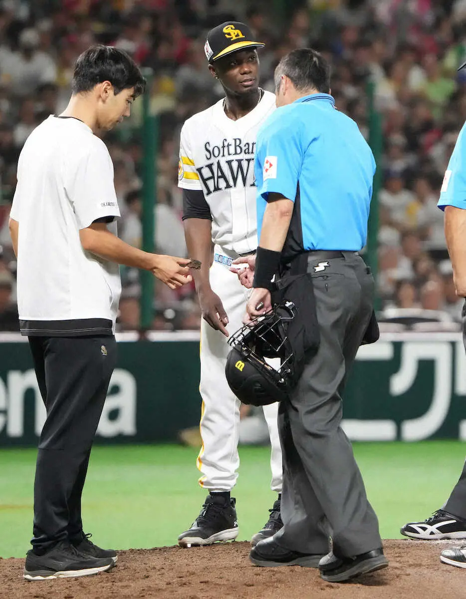 【画像・写真】みずほペイペイドームのマウンドにハプニング！掘れ過ぎてゴムが向き出しに…モイネロが指摘