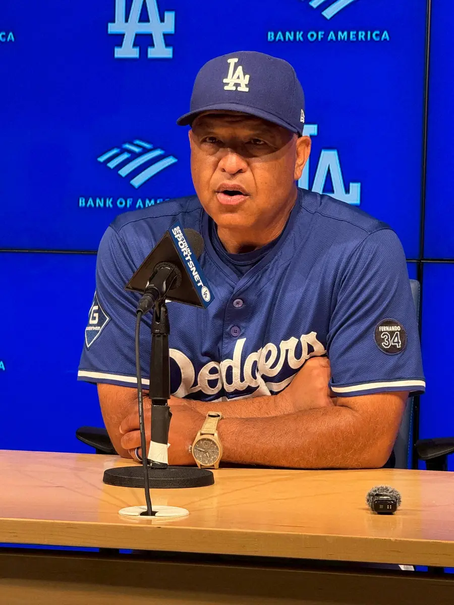 【画像・写真】ブルージェイズ戦の前に取材対応するドジャースのロバーツ監督