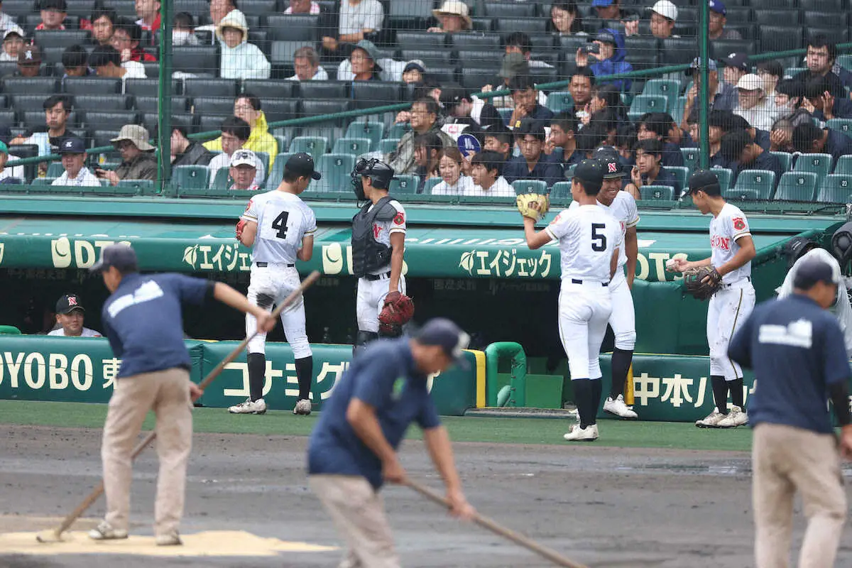 【画像・写真】【甲子園】雨中断の県岐阜商―日大山形が6回裏から試合再開　阪神園芸のグラウンド整備に指笛と拍手