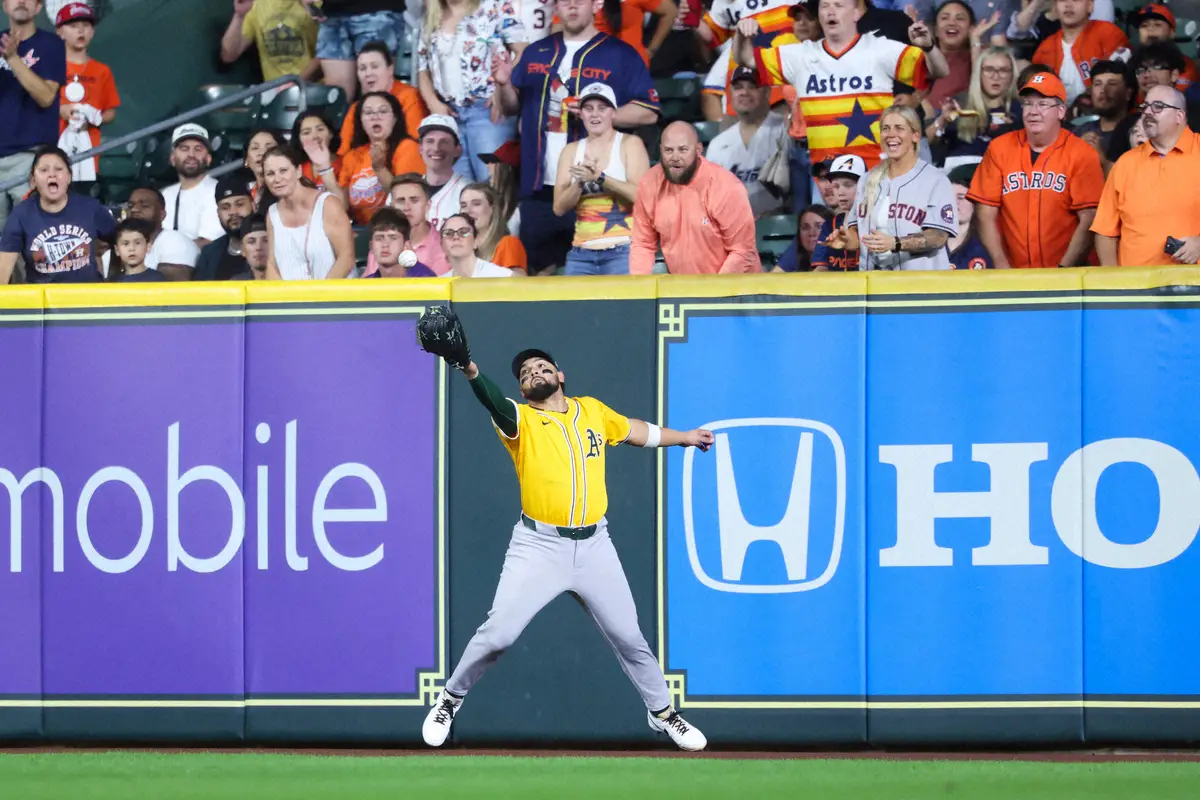 【画像・写真】MLB史上初！両投げ野手が左投げで右翼、右投げで三塁守る　内野手使い果たし同僚グラブ借りて緊急出場