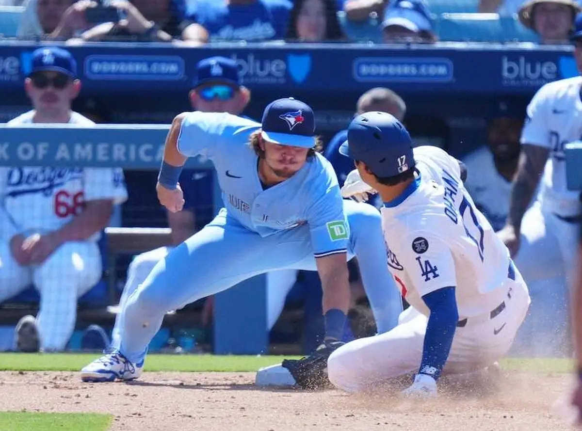 【画像・写真】ブルージェイズ戦の6回、ドジャース・大谷（右）は三盗に失敗（撮影・小海途　良幹）