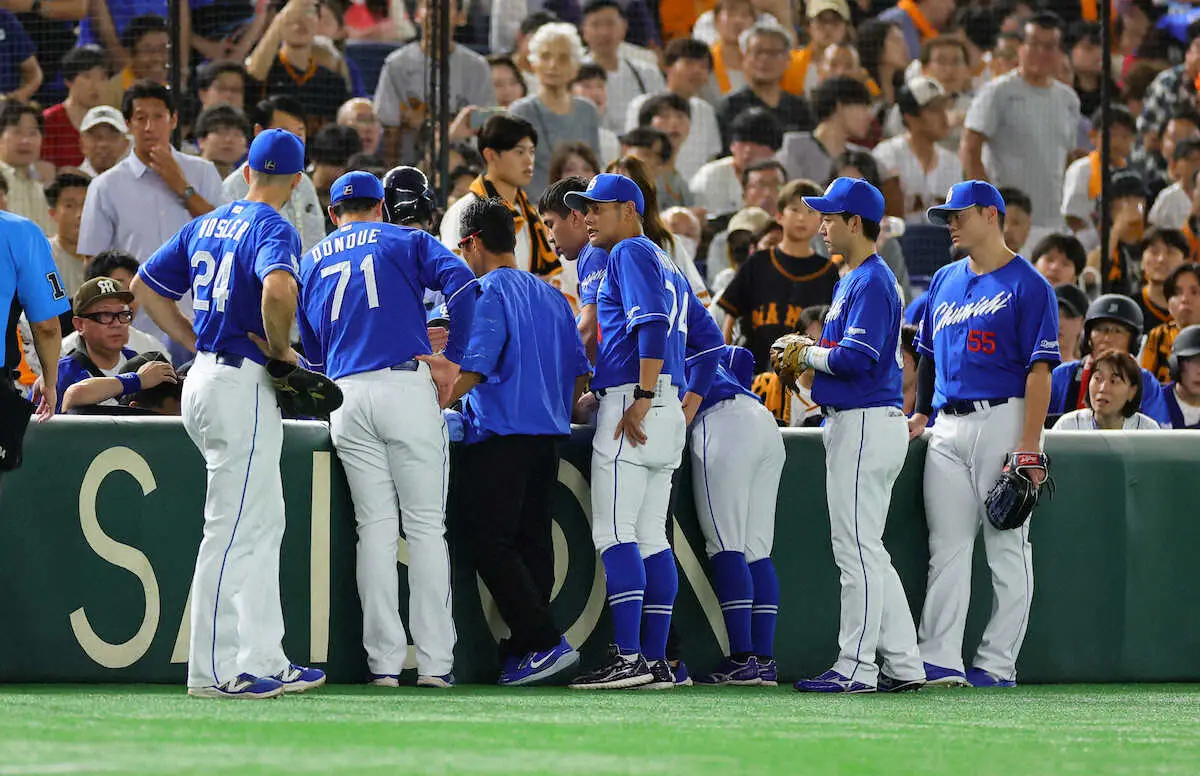 【画像・写真】東京ドーム騒然　中日チェイビスがエキサイトシートにダイブ　観客が96キロの下敷きに、試合中断