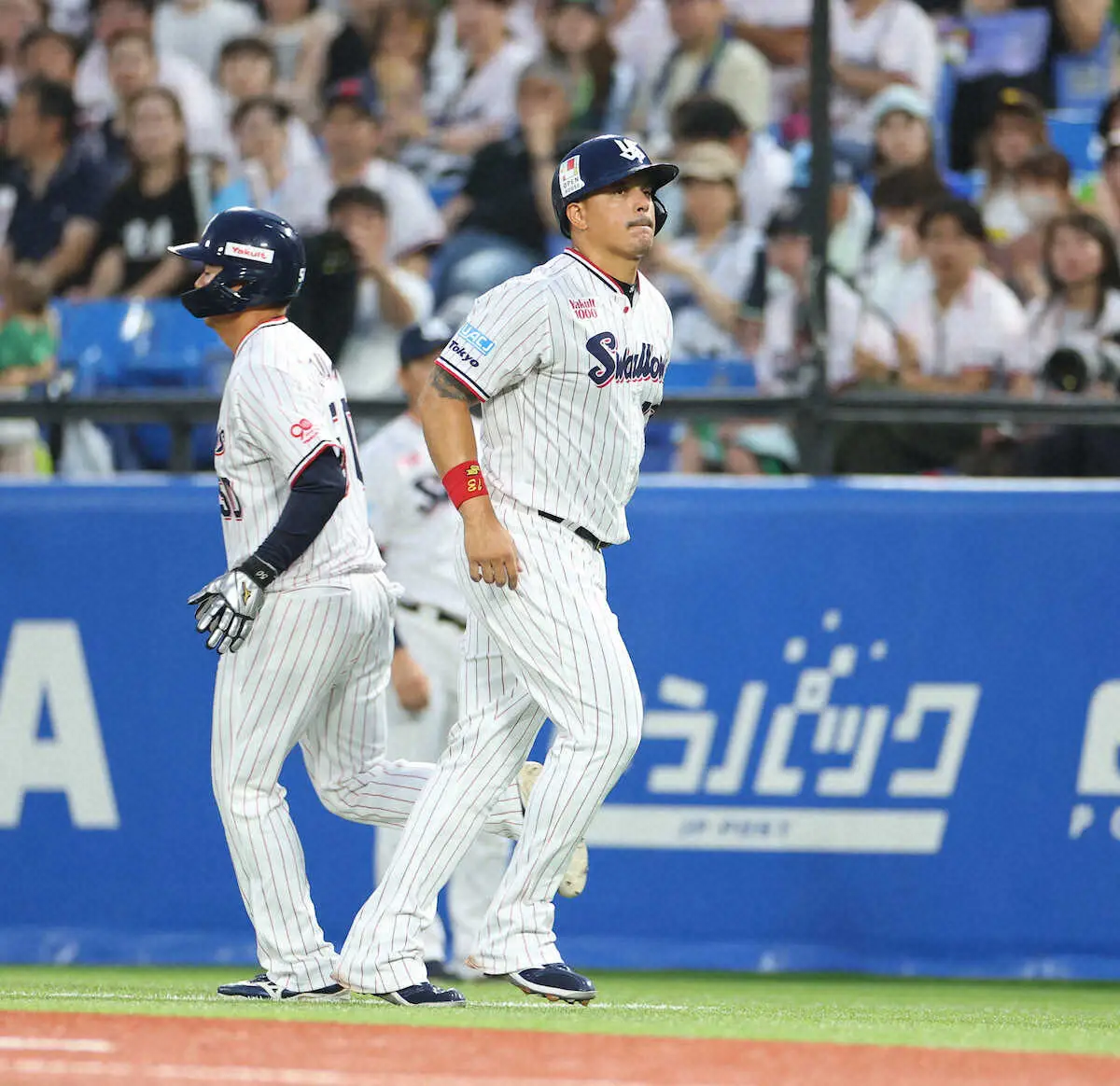 【画像・写真】ヤクルト・オスナが初回の攻撃中に途中交代で球場騒然…アクシデント発生か