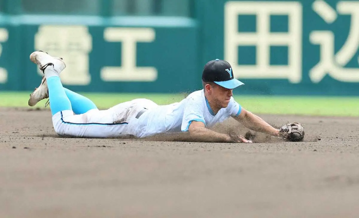 【画像・写真】6回、聖光学院・猪俣の打球を好捕する山梨学院・平野（撮影・五島　佑一郎）