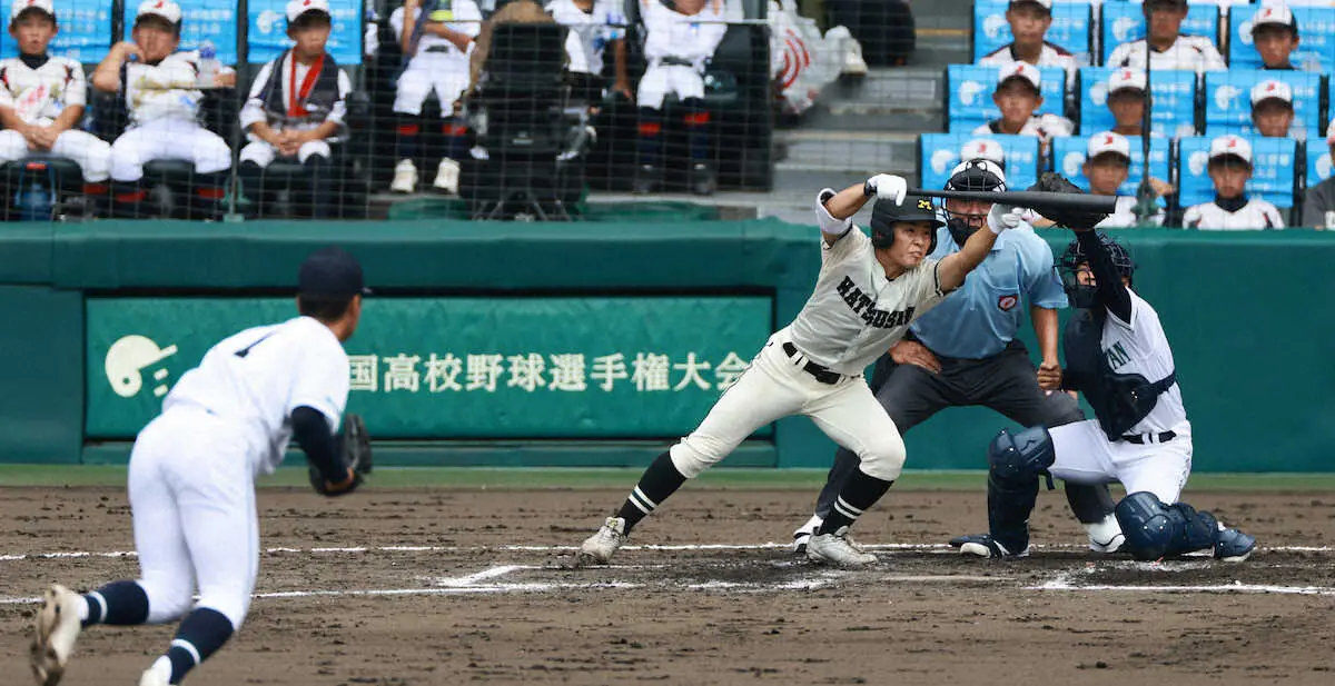 【画像・写真】2回、松商学園・久保田はスクイズを外される（撮影・井垣　忠夫）