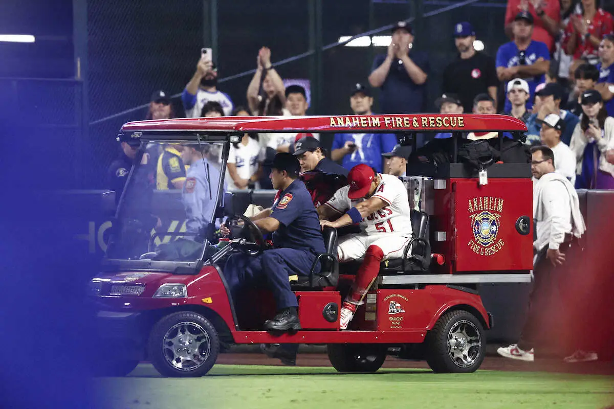 【画像・写真】エ軍カンペロ　右翼フェンス際で本塁打キャッチ試み左足負傷　自身で立ち上がれずカートで退場