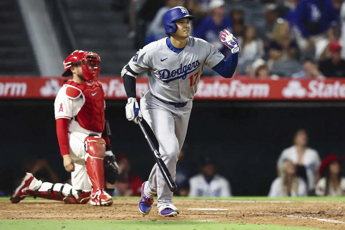 【画像・写真】大谷翔平の手を気にする仕草「心配するようなものでない」とドジャース指揮官　盗塁増には「理由がある」