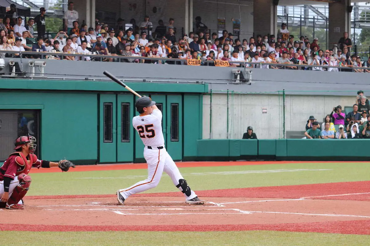 【画像・写真】巨人・岡本　2日連続「4番・三塁」で2軍戦出場　第1打席で快音　好走塁も
