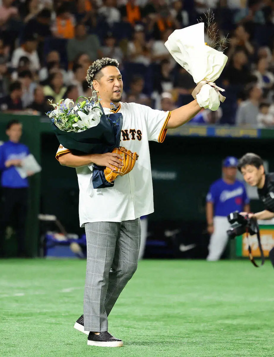 【画像・写真】中島宏之氏が東京Dで始球式　思い出の背番号「5」で投球も、まさかの“暴投”に「悔しい」