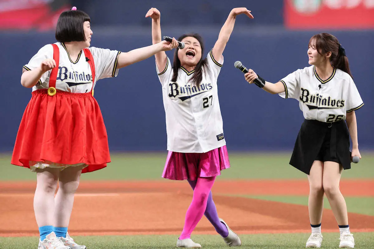 【画像・写真】島田珠代ワールド全開　酒井藍、咲方響とともにオリックス―楽天の特別始球式に登場