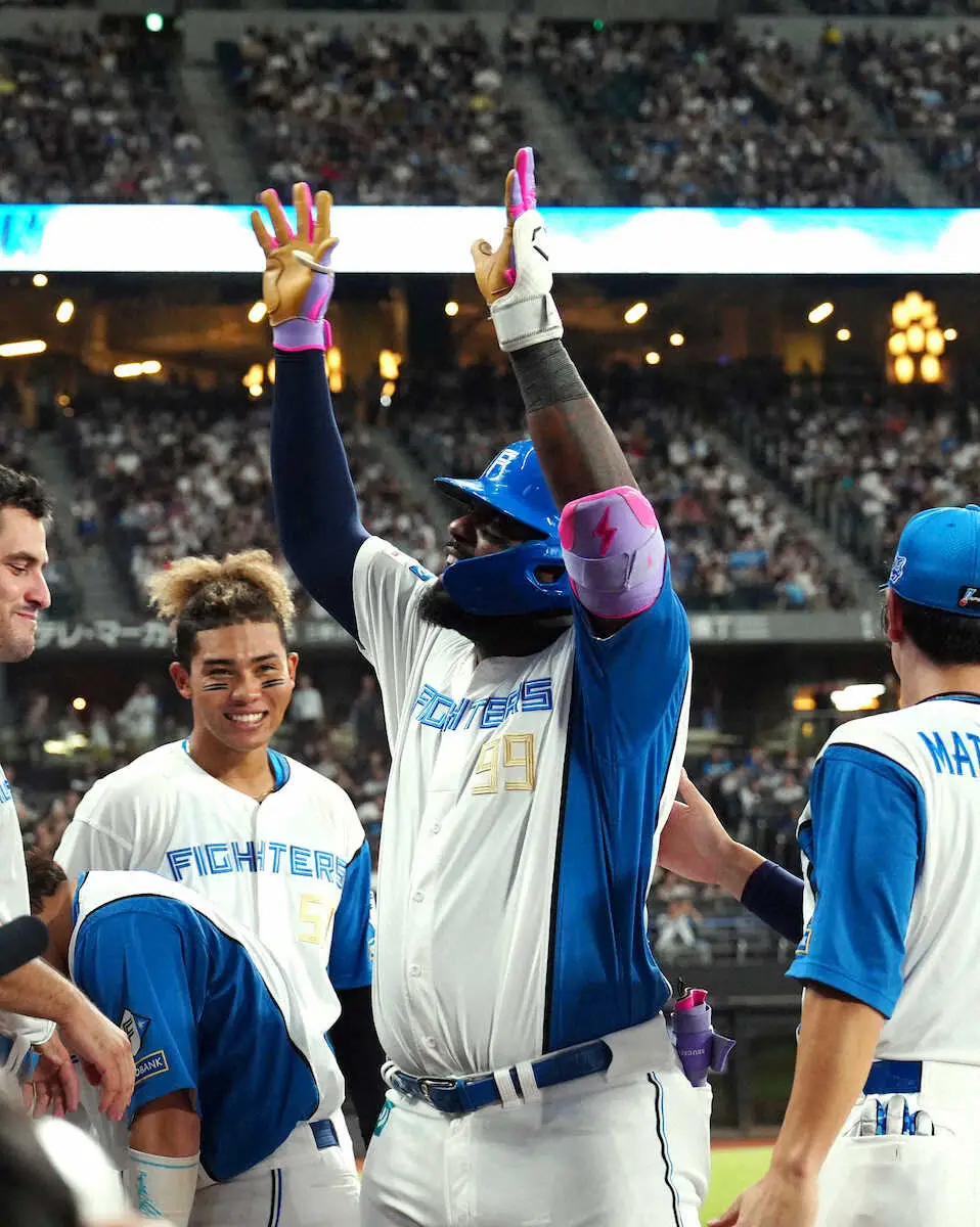 【画像・写真】日本ハム・レイエスが起死回生の22号同点ソロ！　キング独走の一発を本拠地の左中間席へ