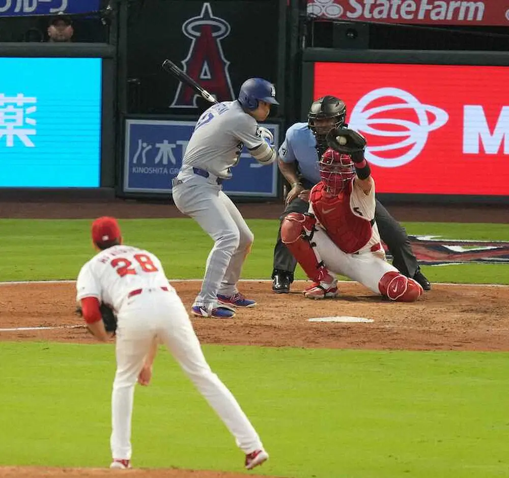 【画像・写真】「イチャイチャ」「きゃっきゃしとる」大谷翔平＆ネト　塁上でじゃれ合う姿にファン歓喜「大好きそうやな」
