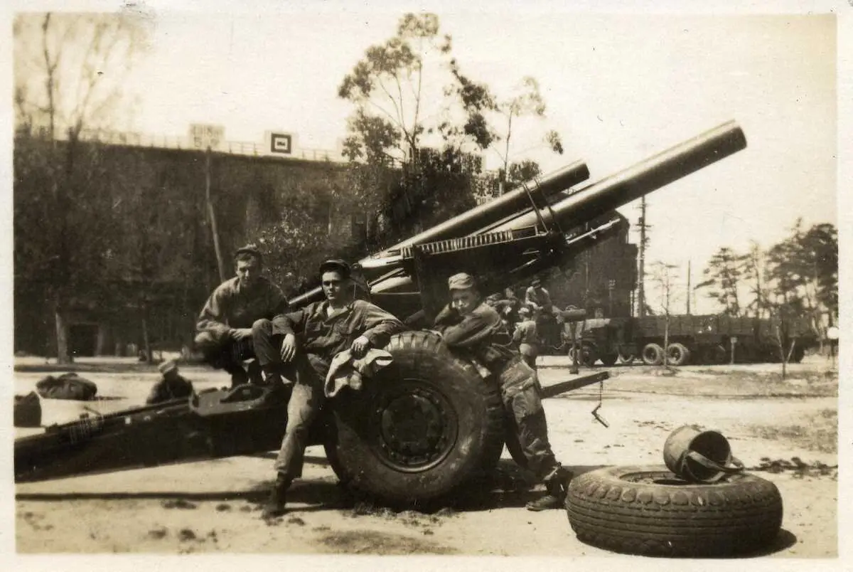 【画像・写真】接収中の甲子園球場を背にした進駐軍兵士と高射砲（ラッセル・ピーターソンさん所蔵・甲子園歴史館提供）