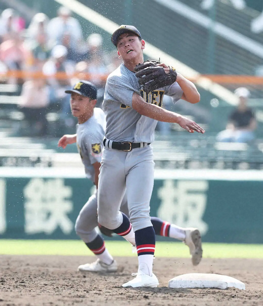 【画像・写真】【甲子園】甲子園にアライバ！仙台育英の1年生二遊間・有本＆砂が華麗グラブトス併殺完成