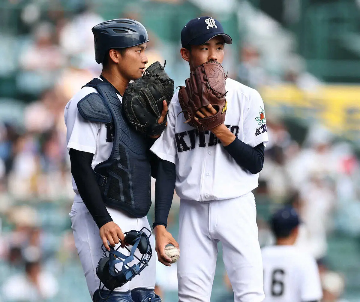 【画像・写真】＜佐賀北・明豊＞5回、先制を許した佐賀北・片渕と稲富（右）のバッテリー（撮影・岸　良祐）