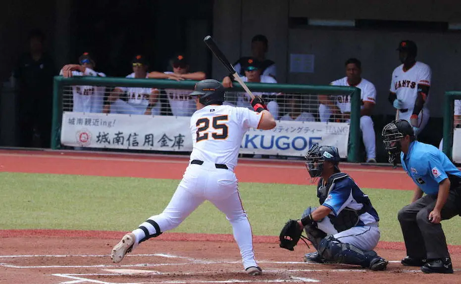 【画像・写真】巨人・岡本が故障後初の一塁守備　2軍戦「4番・一塁」　第1打席では適時打