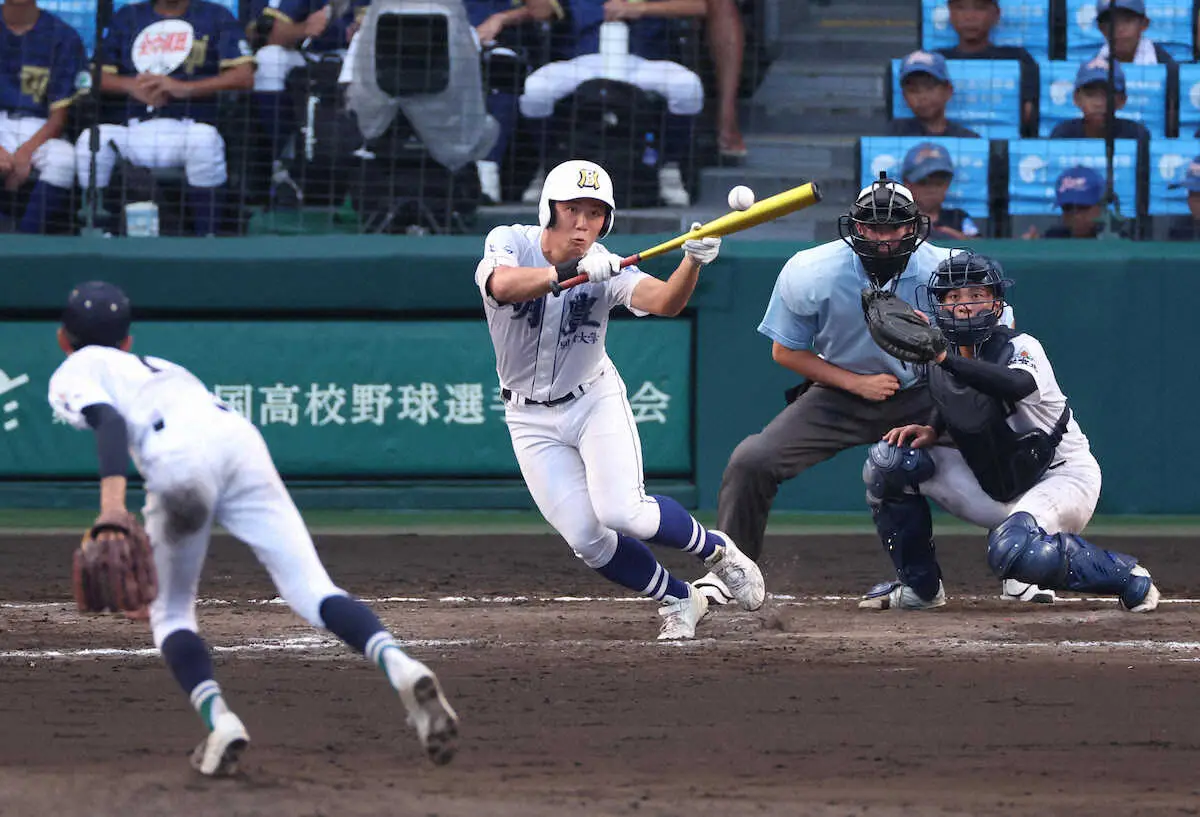 【画像・写真】【甲子園】珍しい判定に球場騒然…明豊・井上太陽がバントの際に打席から足をはみ出し「規則違反」でアウト