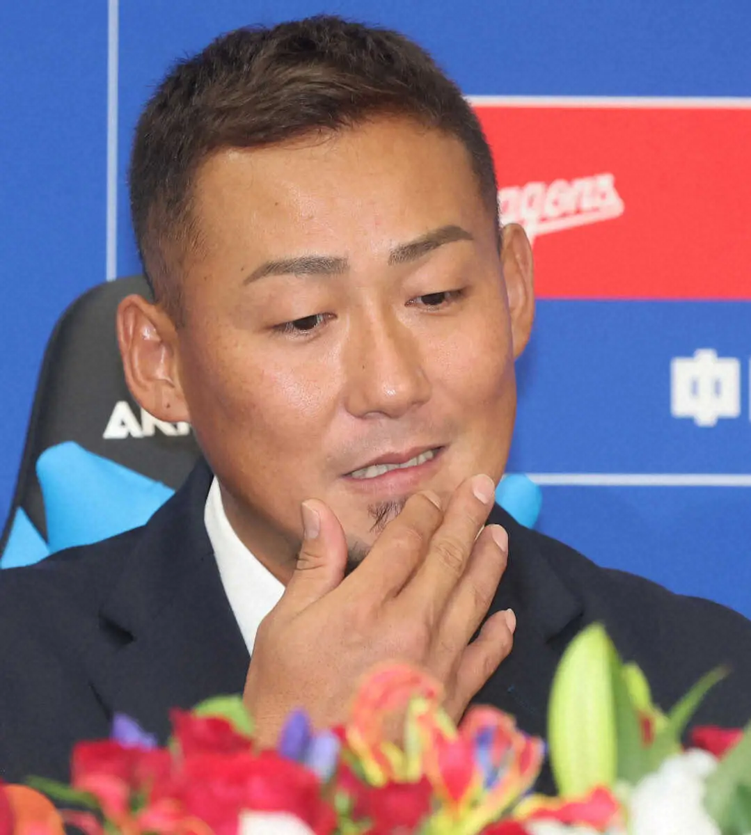 【画像・写真】＜中日・中田引退会見＞引退会見で下を向く中田（撮影・椎名　航）