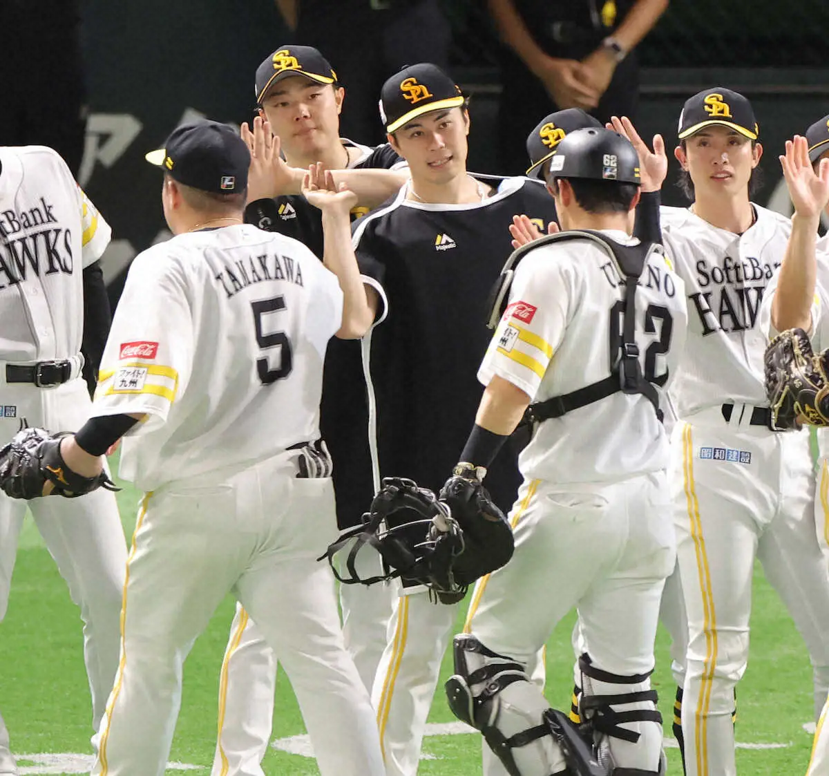 【画像・写真】＜ソ・ロ（18）＞6勝目を挙げた松本晴（中）はナインとタッチを交わす（撮影・岡田　丈靖）