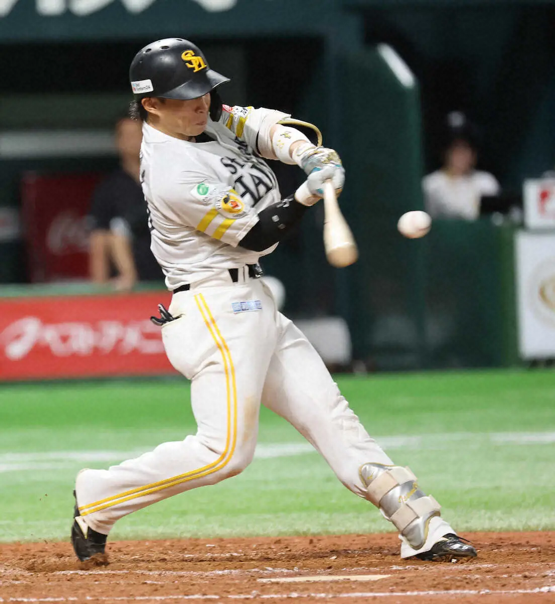 【画像・写真】＜ソ・ロ（18）＞　　5回　同点適時打を放つ野村　　（撮影・成瀬　徹）　　