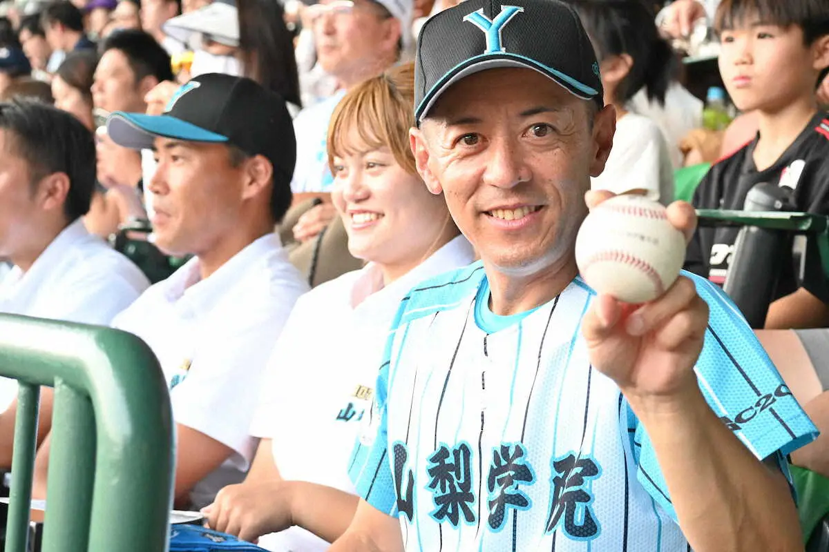 【画像・写真】【甲子園】山梨学院のチャンテ作曲者がファウルをキャッチ後…打線大爆発「勝利もキャッチしました」