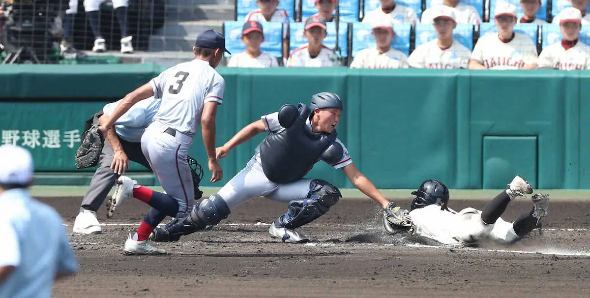 【画像・写真】【甲子園】京都国際の一塁手が流れるようなグラブトスでスクイズ阻止「大声出た」「美しい」