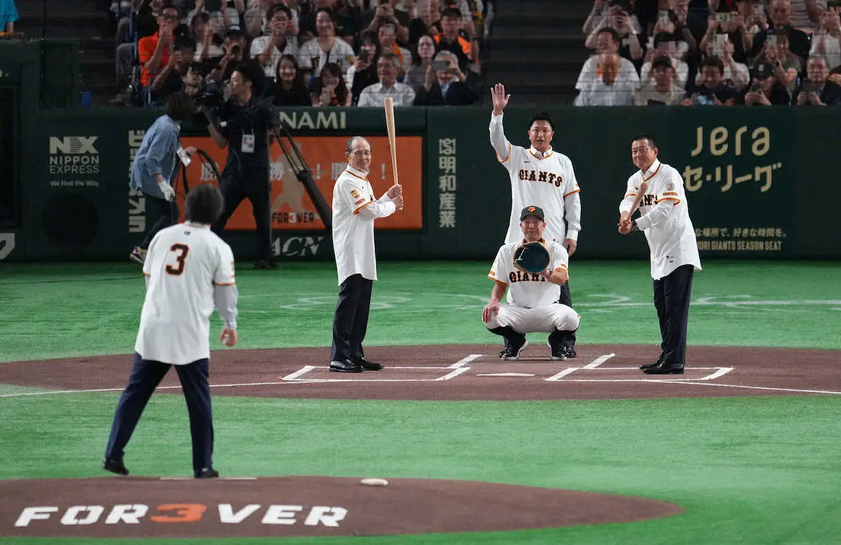 【画像・写真】天国のミスターへ届け！　セレモニアルピッチに松井氏が登板　王氏、原氏を相手にノーバン投球！